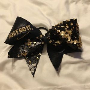 I am selling a black and gold Nike bow